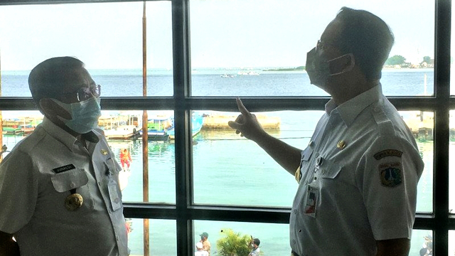 Bupati Kepulauan Seribu Junaedi (kiri) dan Gubernur DKI Jakarta Anies Baswedan (kanan) saat bertemu di Pulau Pramuka, Kepulauan Seribu, Jakarta, Jumat (30/4/2021). Foto: Abdu Faisal/Antara