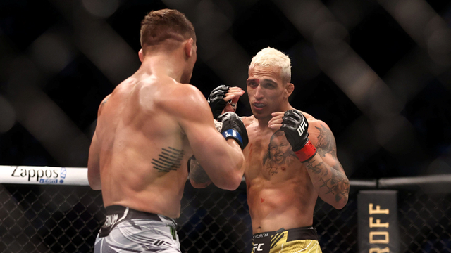 Pertandingan UFC 262 antara Michael Chandler vs Charles Oliveira di Toyota Center. Foto: Troy Taormina-USA TODAY Sports/Reuters