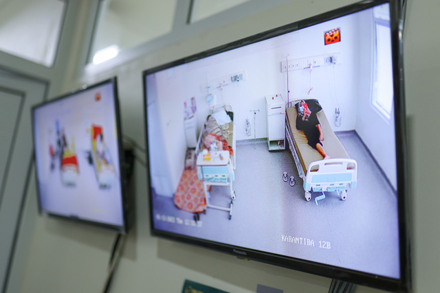Pasien positif corona di Aceh yang masih dirawat di RSUDZA Banda Aceh terlihat dari layar monitor, Kamis (12/5). Foto: Abdul Hadi/acehkini