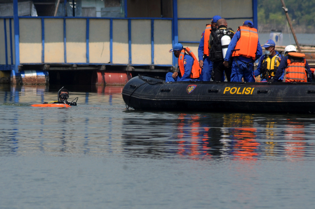 Tim evakuasi melakukan penyelaman untuk mencari korban perahu wisata air yang tenggelam di Waduk Kedung Ombo, Boyolali, Jawa Tengah, Minggu (16/5/2021). Foto: Aloysius Jarot Nugroho/Antara Foto