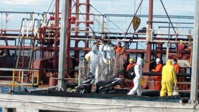 EVAKUASI kapten kapal MT ARK Progress warga negara India, JRM, oleh Polres Dumai beserta Dinas Kesehatan dan KKP Dumai, Minggu (2/5/2021). 