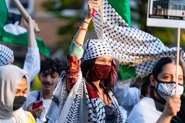 Bella Hadid saat Ikut Aksi Bela Palestina di Jalanan New York Foto: Instagram @mohamedhadid