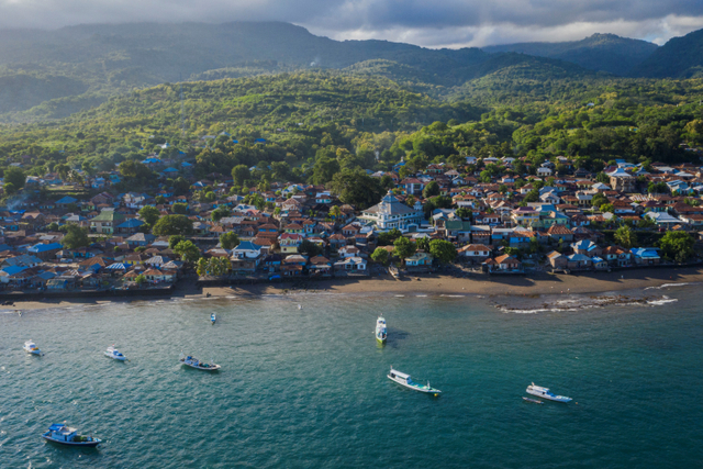 Foto udara Desa Lamahala Jaya yang dahulu merupakan pusat dari Kerajaan Islam Lamahala berada di antara kawasan perbukitan Pulau Adonara dan perairan Selat Solor, Kabupaten Flores Timur, Nusa Tenggara Timur.  Foto: Aditya Pradana Putra/ANTARA FOTO