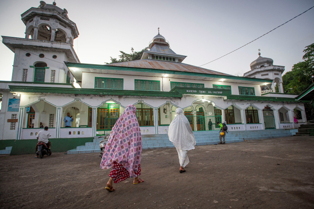 Sejumlah umat Islam bersiap melaksanakan shalat Maghrib di Masjid Jami Al Maruf, Desa Lamahala Jaya, Pulau Adonara, Kabupaten Flores Timur, Nusa Tenggara Timur. Foto: Aditya Pradana Putra/ANTARA FOTO