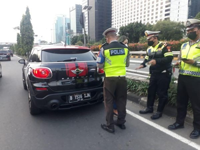 Pengendara yang nekat masuk iring-iringan kendaraan Wakil Presiden Republik Indonesia, Ma'ruf Amin di Exit Tol, Semanggi, Jakarta Selatan, Minggu (16/5) Foto: Dok. Istimewa