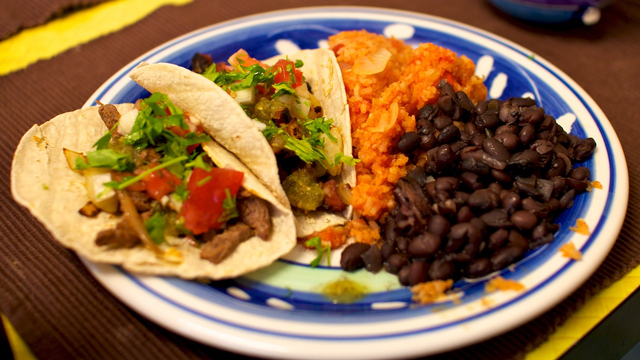 Seporsi tortilla, steak, kacang, dan nasi. | Wikimedia Commons/Guido (CC)