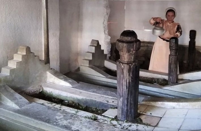 Salah satu peziarah mengunjungi makam Imam Lapeo di Campalagian, Polewali Mandar, Sulawesi Barat. Foto: Adi Pallawalino/SulbarKini
