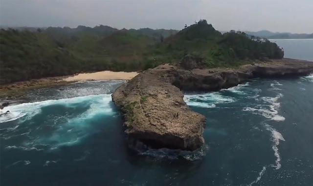 Panorama di Pantai Watu Lepek Malang