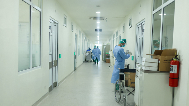 Petugas medis yang menangani pasien COVID-19 di Ruang Pinere RSUDZA Banda Aceh, Aceh, Kamis (13/5/2021). Foto: Abdul Hadi/acehkini