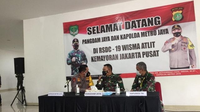 Pangdam Jaya Mayjen TNI Dudung Abdurrachman dan Kapolda Metro Jaya Irjen Pol Fadil Imran memberikan arahan kepada personil pengamanan di RSD Wisma Atlet Kemayoran Foto: Mentari Dwi Gayati/Antara