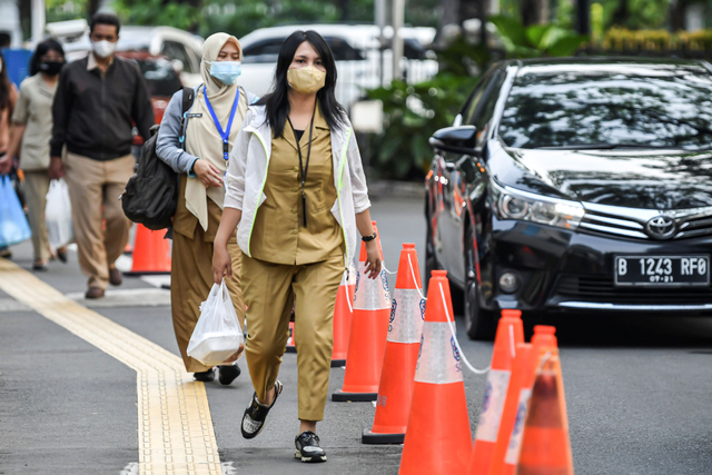 Sejumlah PNS lingkup Pemprov DKI Jakarta berjalan memasuki ruang dinasnya saat hari pertama masuk kerja usai libur lebaran di Balai Kota, Jakarta. Foto: M Risyal Hidayat/Antara Foto