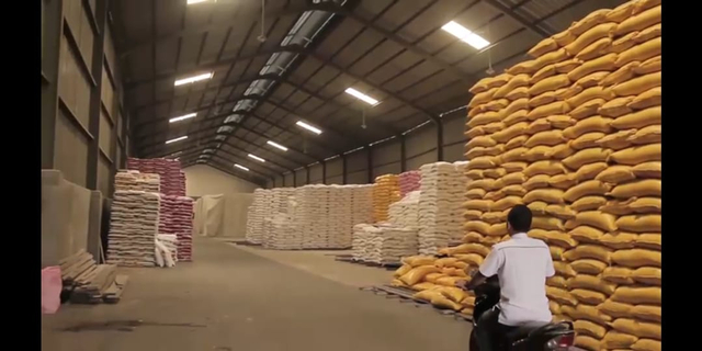 Aktivitas pekerja di CV Agro Abadi. Foto: Dok PLN Kalbar
