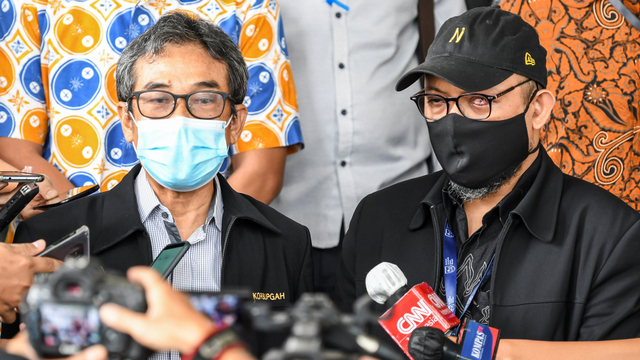 Direktur Pembinaan Jaringan Kerja Antar Komisi dan Instansi di KPK, Sujanarko (kiri) didampingi Novel Baswedan (kanan) menjawab pertanyaan awak media. Foto: M Risyal Hidayat/Antara Foto