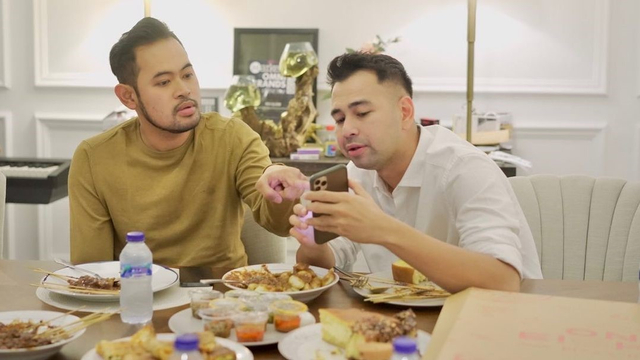 Crazy Rich Malang, Gilang Widya Pramana bersama Crazy Rich Andara, Raffi Ahmad. Foto: Instagram/juragan_99