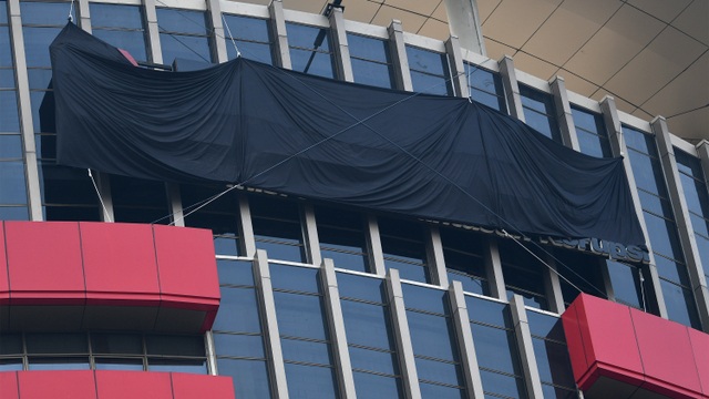 Tulisan "KPK" di Gedung Merah Putih KPK yang tertutup kain hitam. | Kredit foto: ANTARA FOTO/Aditya Pradana Putra.