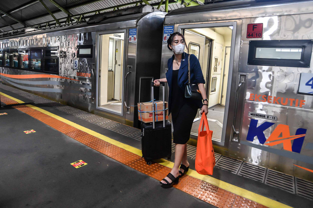 Penumpang kereta Argo Lawu berjalan keluar dari gerbong saat tiba di Stasiun Gambir, Jakarta, Senin (17/5/2021). Foto: Muhammad Adimaja/ANTARA FOTO