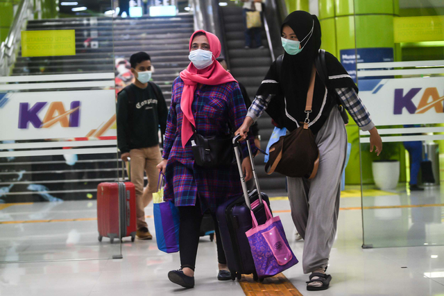 Penumpang kereta Argo Lawu berjalan saat tiba di Stasiun Gambir, Jakarta, Senin (17/5/2021). Foto: Muhammad Adimaja/ANTARA FOTO