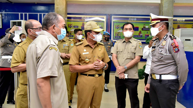 Edy Rahmayadi saat melakukan sidak di sejumlah kantor OPD. Foto: Dok. Istimewa