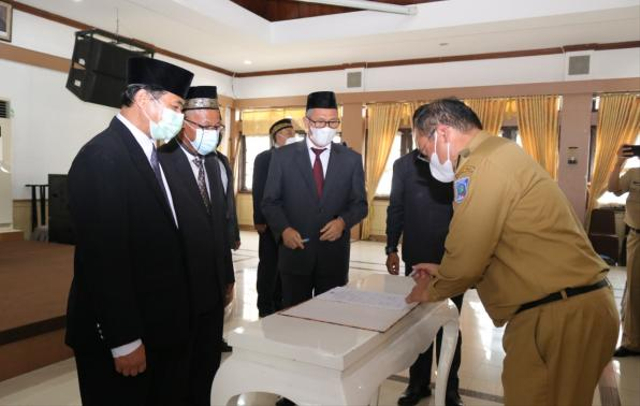 Gubernur Kepulauan Bangka Belitung, Erzaldi Rosman saat pelantikan jabatan kepala Sekolah Menengah Kejuruan (SMK), pengawas, dan administrator di lingkungan Pemprov Bangka Belitung. (Ist)