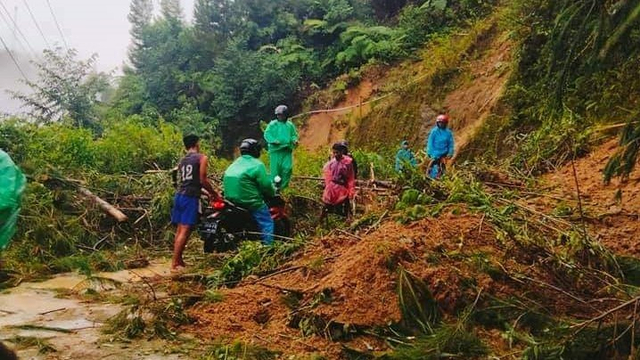 Tanah longsor di Desa Salumokanan menutup ruas jalan yang menghubungkan Kabupaten Mamasa dan Mamuju. Foto: Frendy/SulbarKini