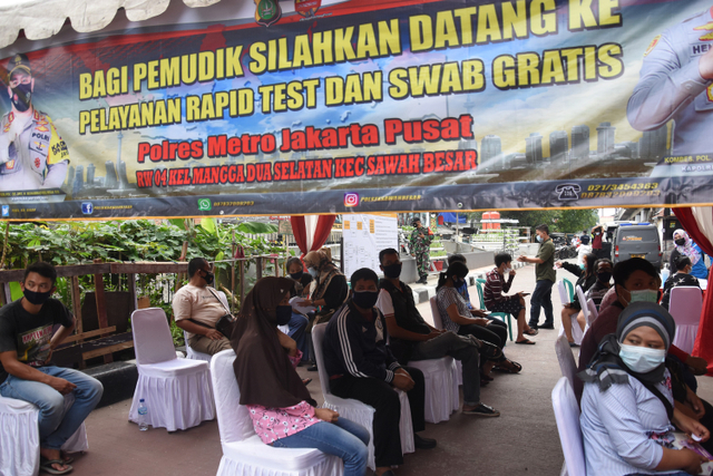 Sejumlah warga pemudik menunggu untuk menjalani pemeriksaan rapid tes antigen di Kampung Tangguh Jaya Sawah Besar, Jakarta, Senin (17/5). Foto: Indrianto Eko Suwarso/ANTARA FOTO