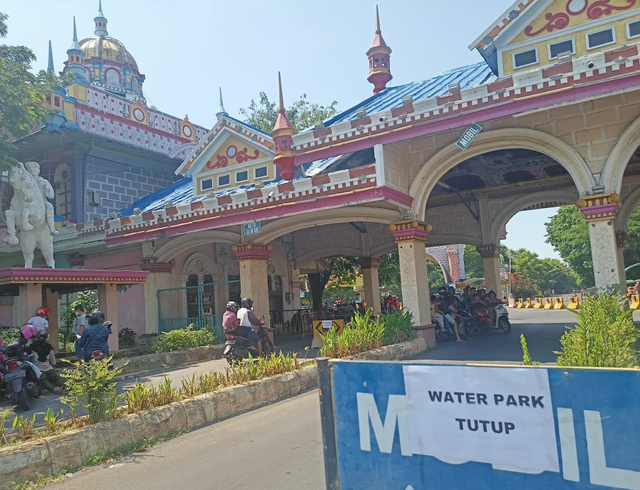 Wisata pantai Kenjeran Surabaya. Wahana kolam renang di tempat wisata tersebut ditutup karena terjadi kerumunan pengunjung dan menyalahi prosedur kesehatan. Foto: Masruroh/Basra