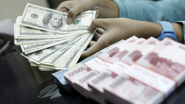 Ilustrasi uang dolar dan rupiah. Foto: Aditia Noviansyah