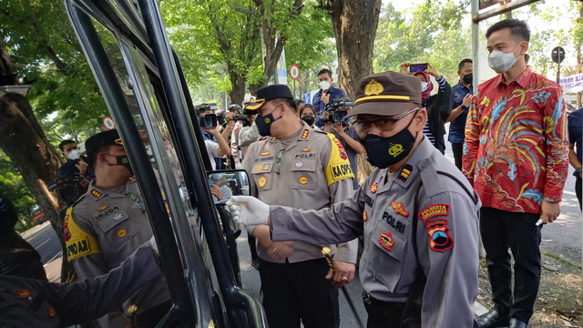Wali Kota Solo Gibran Rakabuming (memakai batik) meninjau pos penyekatan di Simpang Faroka saat sebelum lebaran lalu. (dok)