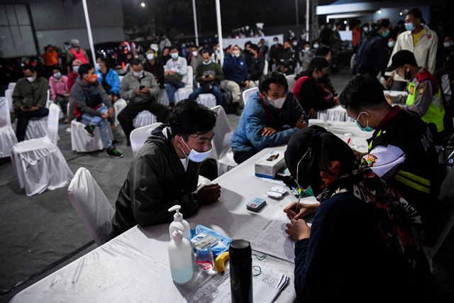 Aparat gabungan mendata pemudik dalam operasi pemeriksaan antigen arus balik di Cikarang, Kabupaten Bekasi, Jawa Barat, Senin (17/5/2021) malam. Foto: Sigid Kurniawan/Antara Foto