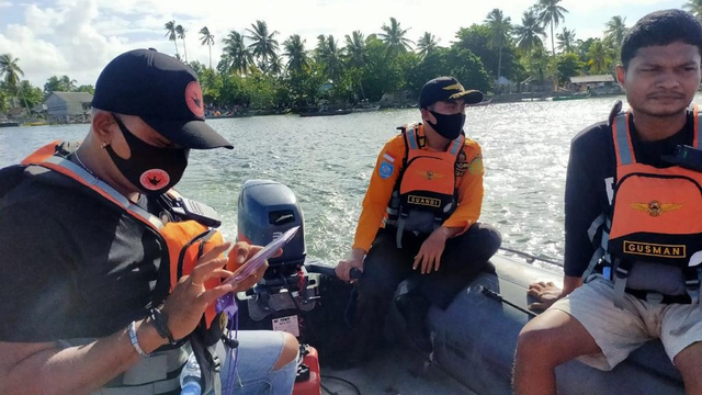 Tim SAR sedang melakukan pencarian nelayan hilang di perairan Buton Utara. Foto: Dok Basarnas Kendari.