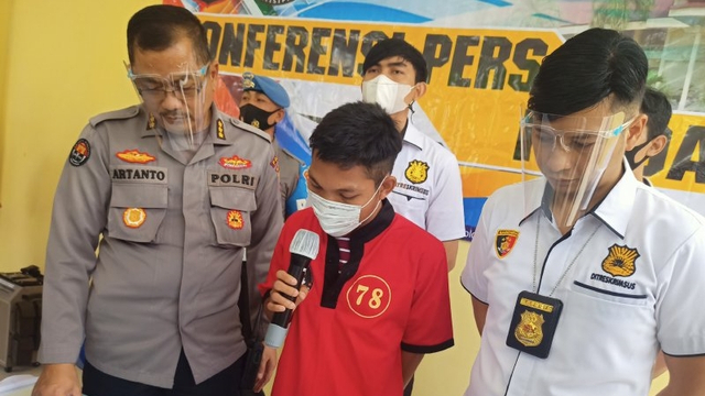 Kabid Humas Polda NTB Kombes Pol Artanto (kiri) mendampingi tersangka pelanggaran UU ITE berinisial UC terkait video yang diduga penghinaan terhadap Palestina. Foto: Dhimas B.P/Antara