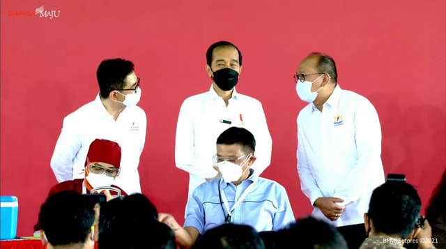 Wakil Ketua Umum Kadin Indonesia, Arsjad Rasjid, mendampingi Presiden Joko Widodo menyaksikan dimulainya vaksinasi gotong royong, Selasa (18/5). Foto: Dok. Istimewa