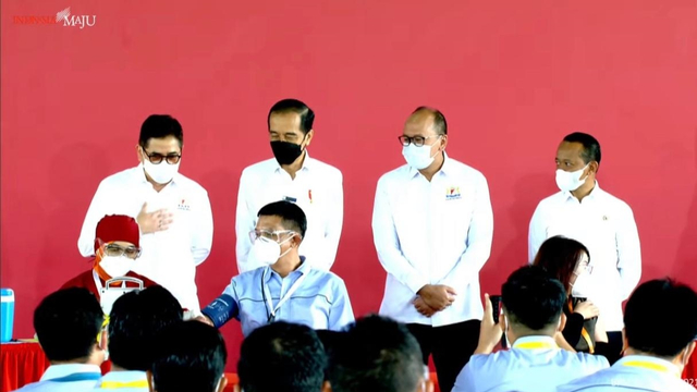Wakil Ketua Umum Kadin Indonesia, Arsjad Rasjid, mendampingi Presiden Joko Widodo menyaksikan dimulainya vaksinasi gotong royong, Selasa (18/5). Foto: Dok. Istimewa