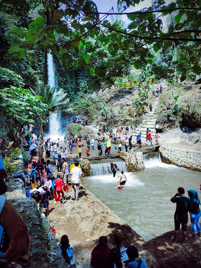 Suasana di objek wisata alam Curug Cigetruk di Kecamatan Dukupuntang, Kabupaten Cirebon. (Istimewa)