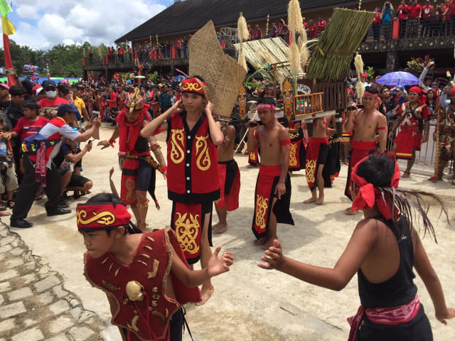 Ritual masyarakat Dayak di Kalimantan Barat (foto sebelum pandemi). Foto: Dok. Hi!Pontianak