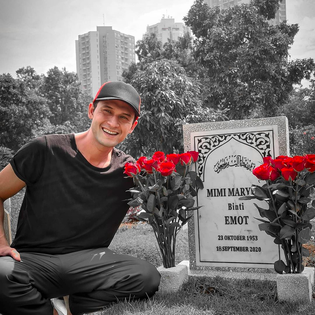 Indra Bruggman ziarah ke makam ibundanya. Foto: Instagram/@indrabruggman.