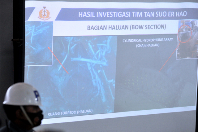 Bagian kapal KRI Nanggala 402 di dasar laut hasil citra kapal salvage dari China ditunjukkan saat konferensi pers di Pangkalan TNI AL Denpasar, Bali, Selasa (18/5). Foto: Fikri Yusuf/Antara Foto