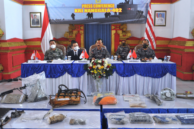 Panglima Komando Armada II Laksamana Muda TNI Iwan Isnurwanto (tengah) dan Atase Pertahanan Tiongkok (kiri) saat konferensi pers. Foto: Fikri Yusuf/Antara Foto