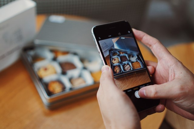 Ilustrasi orang mengambil foto di HP. Foto: Unsplash