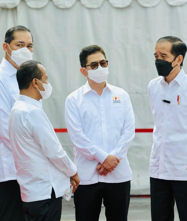 Presiden Jokowi (kanan) bersama Wakil Ketua Umum Kadin Bidang Pengembangan Pengusaha Nasional Arsjad Rasjid (tengah) saat meninjau vaksinasi gotong royong. Foto: Dok. Biro Pers Setpres