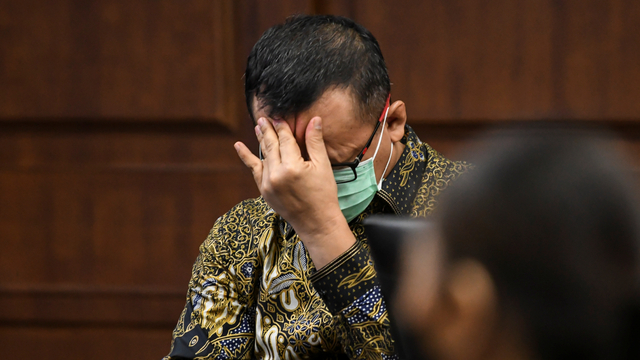 Terdakwa Edhy Prabowo memijat keningnya saat mengikuti sidang lanjutan di Pengadilan Tipikor, Jakarta, Selasa (18/5/2021). Foto: M Risyal Hidayat/ANTARA FOTO