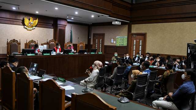 Istri dari Edhy Prabowo, Iis Rosita Dewi (kiri) memberikan kesaksian bagi Edhy Prabowo saat sidang di Pengadilan Tipikor, Jakarta, Selasa (18/5/2021). Foto: M Risyal Hidayat/ANTARA FOTO