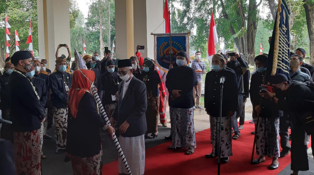 Salah seorang sesepuh Kabupaten Tegal menyerahkan Pusata Tombak Kyei Plered Kepada Bupati Tegal untuk diserahkan ke DPRD Kabupaten Tegal, Selasa (18/5/2021).
