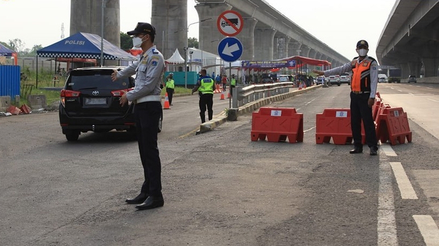 Pemeriksaan Rapid Test Antigen Drive Thru Polda Metro Jaya di Kilometer 34 Tol Cikampek Arah Jakarta. (17/05/21) Foto: Instagram/@dishubdkijakarta