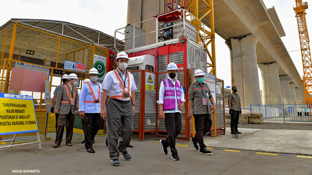 Presiden Joko Widodo didampingi sejumlah pejabat terkait meninjau pembangunan proyek kereta cepat  di Bekasi, Jawa Barat, Foto: Dok. Biro Pers Setpres