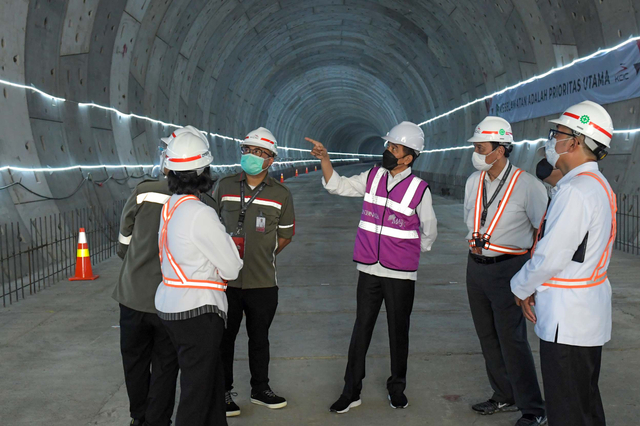 Presiden Joko Widodo didampingi sejumlah pejabat terkait meninjau pembangunan tunnel proyek kereta cepat di Bekasi, Jawa Barat, Foto: ANTARA FOTO/HO/Setpres-Kris/wpa/foc.