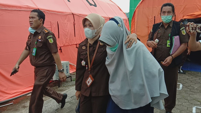 DPO kasus korupsi kredit fiktif Bank Sulselbar cabang Pasangkayu, Ani, saat dibawa ke Kejati Sulbar. Foto: Awal Dion/SulbarKini