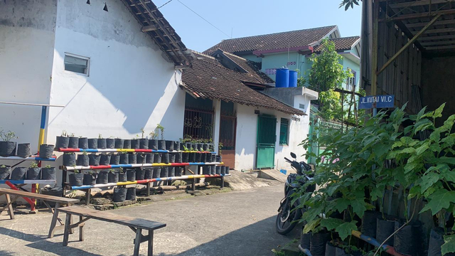 Warga menutup akses masuk ke RT 06 RW 7 Kelurahan Sumber, Kota Solo, yang saat ini menjadi zona merah