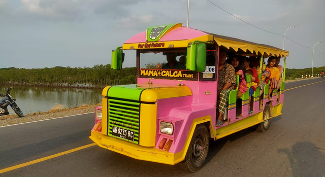 Mobil yang dimodifikasi menjadi odong-odong wisata membawa penumpang melintasi Jalan Lingkar Utara Tegal-Brebes, baru-baru ini. (setyadi/panturapost.com)