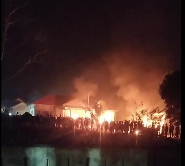 Ratusan warga yang berkumpul di depan Polsek Candipuro (16/5) pukul 23.00 WIB melakukan demonstrasi.